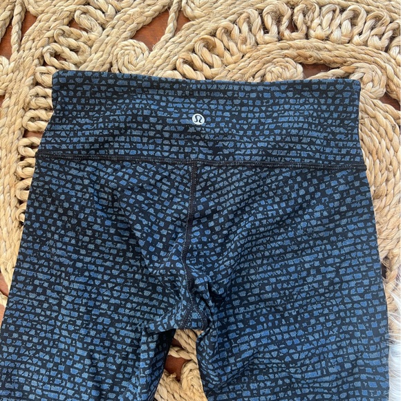 Lululemon Low rise Leggings- Size 6 - Picture 2 of 3